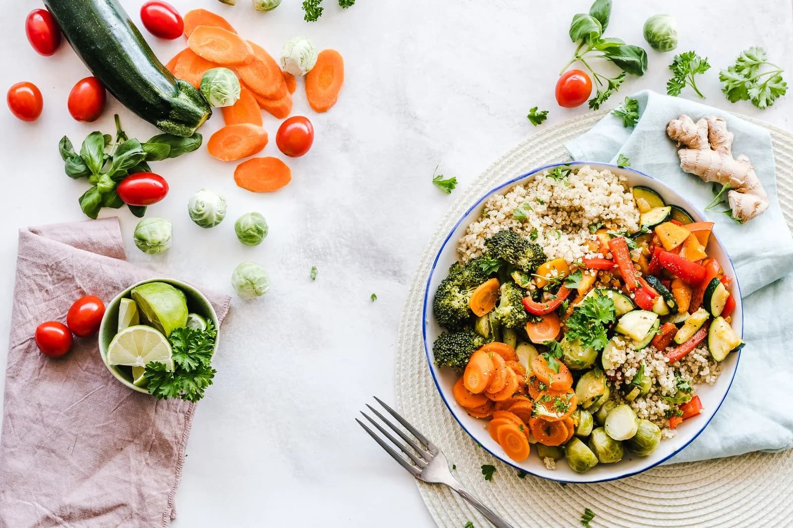 Kleurrijke maaltijd met quinoa en verse groenten
